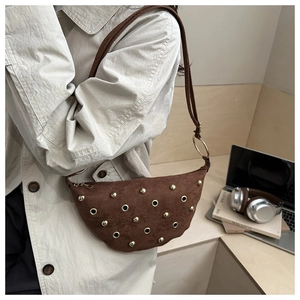 Détails du sac croissant en daim marron avec clous et anneaux dorés brillants