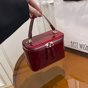 Borsa a mano lucida in pelle verniciata bordeaux con manico dorato e zip in metallo