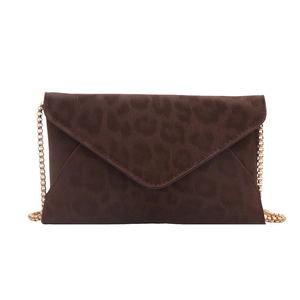 Elegante borsa a busta leopardata con catena dorata e finitura in finta pelle scamosciata