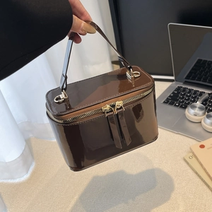 Borsa a mano in pelle verniciata marrone scuro con cerniere dorate e forma a scatola