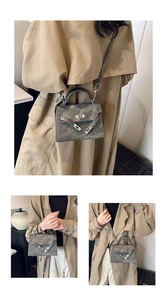 Détails d'un sac à main trapèze vintage en daim gris avec boucle en argent