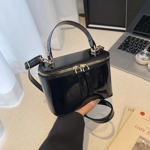 Borsa da donna in pelle verniciata nera lucida con manici superiori e cerniere dorate