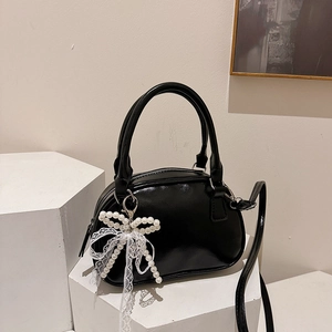 Sac à main noir brillant avec nœud en perles et charme dentelle sur supports