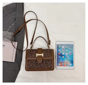 Détail du sac à main monogramme marron vintage avec boucle dorée et bandoulière