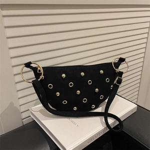 Sac croissant en daim noir rétro avec rivets dorés et détails à œillets