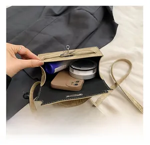 Vue de dessus de l'intérieur du sac kaki montrant la capacité pour téléphone et cosmétiques