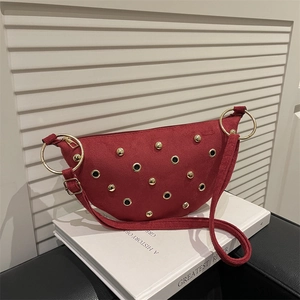 Sac bandoulière demi-lune en daim bordeaux avec rivets dorés et grand anneau chic