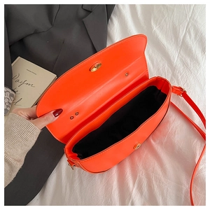 Détail du sac à main en cuir orange vif avec fermeture magnétique et doublure noire