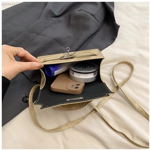 Détail de l'intérieur d'un sac en cuir PU kaki avec téléphone et cosmétiques, fermoir métal