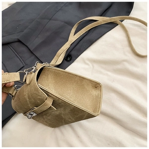 Détail du sac bandoulière kaki texturé avec boucles métalliques argentées et toile robuste