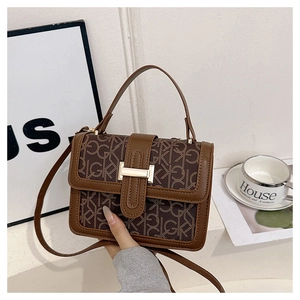 Détail du sac à bandoulière marron avec imprimé monogramme GK et fermoir en métal doré