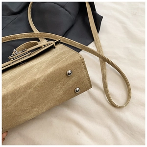Vue détaillée de la texture du tissu kaki et des clous de protection en métal du sac