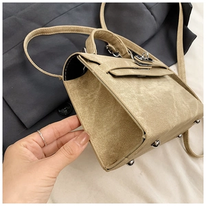 Détail du sac en toile montrant la structure en accordéon et le fermoir rotatif argenté