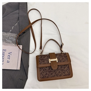 Détails du sac à main vintage marron avec monogramme, ferrures dorées et motif gravé