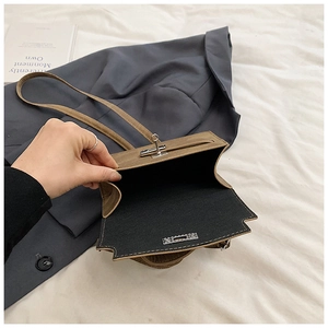 Détail de l'intérieur du sac en cuir marron avec fermoir rotatif en métal argenté