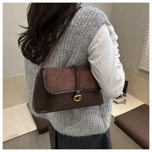 Detail of dark brown shoulder bag with suede拼接 and gold G-shaped metal buckle