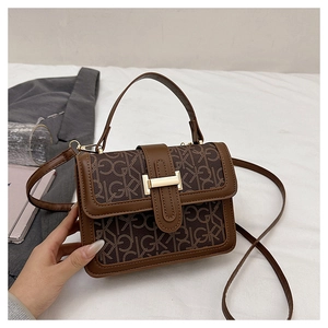 Détail du sac marron structuré avec monogramme RIGK et fermoir en métal doré rectangulaire