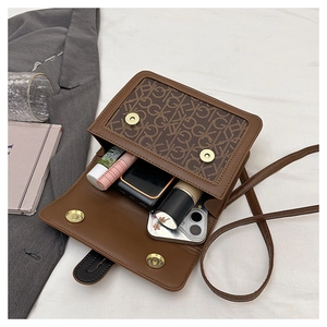 Vue intérieure de la besace vintage marron avec espace pour téléphone et cosmétiques
