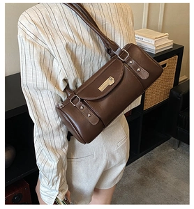 Détails du sac Boston vintage marron foncé avec boucle argentée et rivets ronds