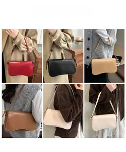 Borsa a tracolla minimalista in vari colori mostrata su una modella in layout a griglia