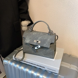 Sac trapèze rétro gris texture denim avec boucle métallique argentée et poignée