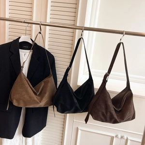 Tre grandi borse tote minimaliste in pelle scamosciata nei colori marrone, nero e scuro