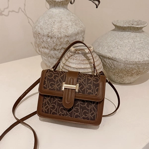 Petit sac à bandoulière marron à monogramme avec boucle en métal doré et poignée chic