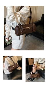 Détails du sac bowling en cuir marron foncé montrant le porté épaule vintage chic