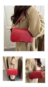 Dettagli di una borsa a tracolla rossa asimmetrica con un trench beige classico