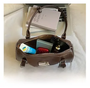 Vue de dessus de l'intérieur du sac Boston marron foncé montrant sa grande capacité