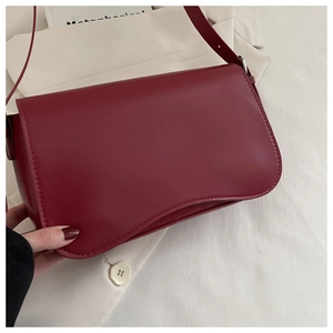 Dettaglio borsa a tracolla bordeaux opaca con base ondulata e cuciture di alta qualità