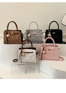 Détail de sacs à main en velours côtelé cinq couleurs avec pendentifs batte de baseball