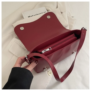 Vista interna della borsa bordeaux con tasca con cerniera e chiusura magnetica