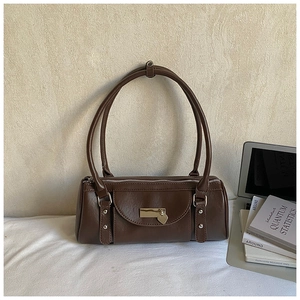 Détails du sac bowling marron foncé avec pendentif cœur et petite poche frontale