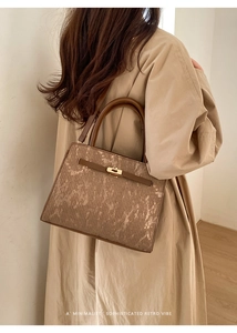 Vue détaillée du sac bandoulière marron rétro avec texture marbre et boucle dorée