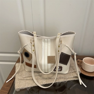 Cremefarbene PU-Leder-Einkaufstasche mit Vintage-Patches und langen Schultergurten