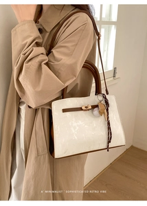Détail du sac à bandoulière contrasté beige et marron avec fermoir doré élégant