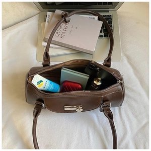 Détail de l'intérieur d'un sac bowling marron montrant sa capacité de rangement quotidien