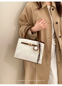 Petit sac carré rétro chic avec texture litchi et pendentif de baseball sur la poignée