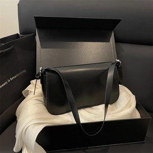 Borsa a spalla minimalista in pelle nera in confezione regalo con fodera in raso lucido