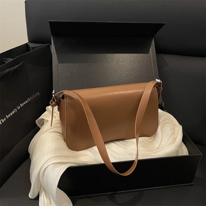 Borsa a spalla minimalista in similpelle marrone in un elegante confezione regalo nera