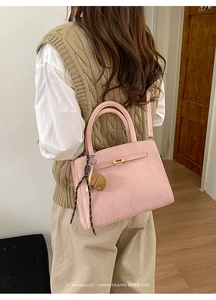 Sac à main rétro minimaliste rose vue latérale avec cuir texturé et fermoir métal