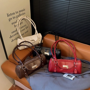 Sac À Épaule Boston Cylindrique En Cuir PU Rétro Pour Femmes Avec Pendentif Coeur Boucle Métallique Sac À Main Chic
