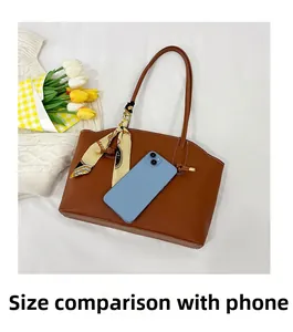 Größenvergleich des braunen Shoppers mit Smartphone und dekorativem Seidenschal