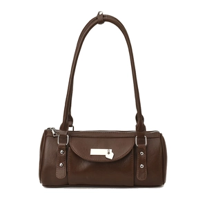 Sac à main cylindrique rétro marron foncé avec pendentif cœur argenté et bandoulière
