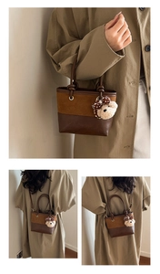 Detail der Kontrast-Beuteltasche mit Plüschbär-Anhänger und Lederhandgriff