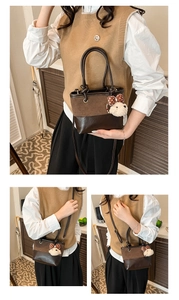 Details der Retro-Patchwork-Beuteltasche mit Plüschwelpen-Anhänger und Trageriemen