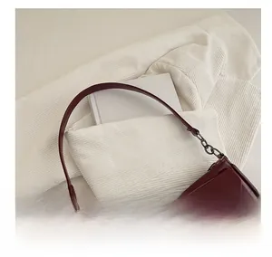 Détail du sac baguette bordeaux en cuir verni avec poches à boucles vintage sur velours