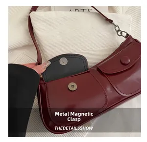 Détails du sac à bandoulière bordeaux avec doubles poches et fermoir magnétique