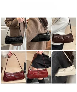 Collage de sacs sous les aisselles en cuir brillant en quatre couleurs avec chaînes